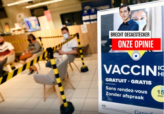 Een vaccinatie in de Carrefour in Evere. Vaccinaties in supermarkten of met bussen op de markt, noch de invoering van de covid safe pass, hebben ervoor gezorgd dat het aantal vaccinaties in het Brusselse spectaculair steeg.