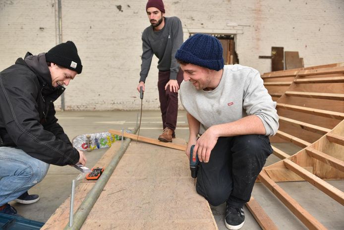 Folke D'Haeyer, Jeremy Le fevre en Jens Minnaert zijn druk bezig met de bouw van het skatepark.