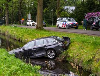 Twee auto’s komen met elkaar in botsing in Deurne, eentje belandt in sloot