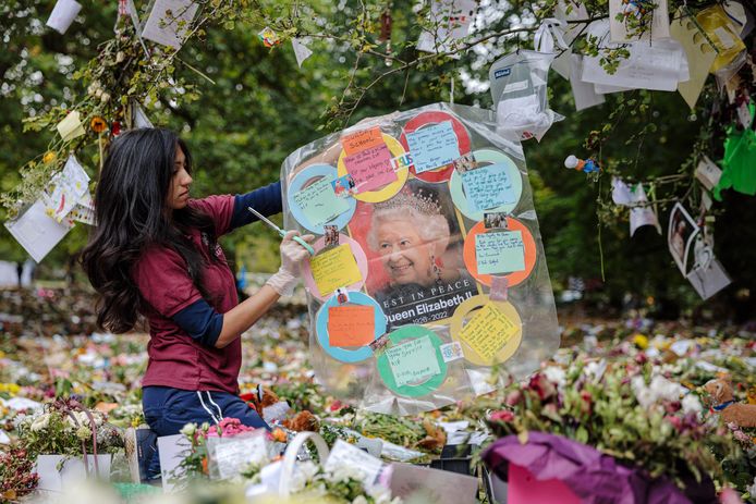 Vrijwilligers halen bloemen voor de Queen weg uit Londense parken.