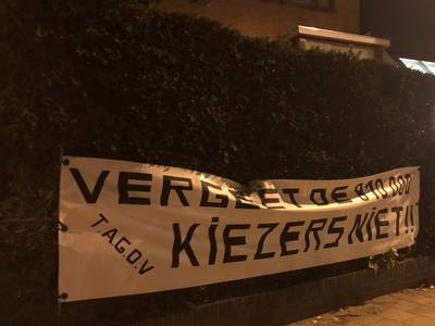 Une bannière suspendue au domicile de Bart De Wever: 