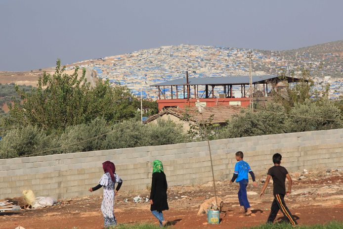 Een vluchtelingenkamp net over de grens in Syrië.