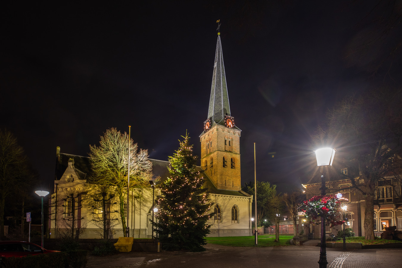 Eind aan kerstboomsoap Baarn praat met kerk over vaste boom op de