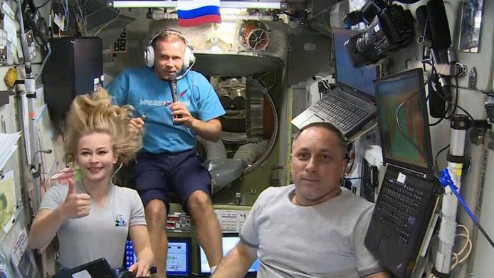 Op 7 oktober had de filmcrew contact met de Russische media over hun avontuur aan boord van het ISS. In beeld zijn actrice Joelia Peresild, regisseur Klim Shipenko en de Russische astronaut Anton Shkaplerov.
