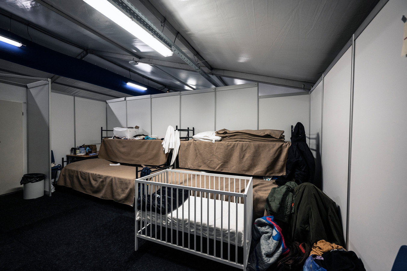 Een van de 'kamers' waar Afghaanse evacués worden opgevangen.