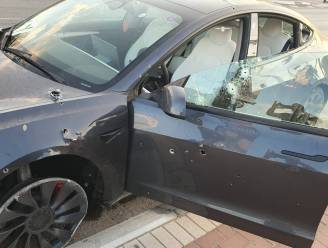 Tesla doorzeefd met kogels, maar man overleeft aanval van Hamas dankzij zijn auto