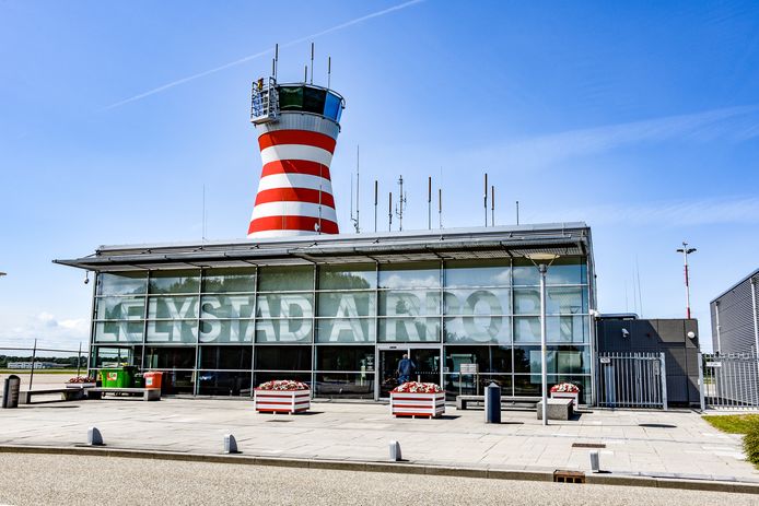Het huidige luchthavengebouw van Lelystad Airport.
