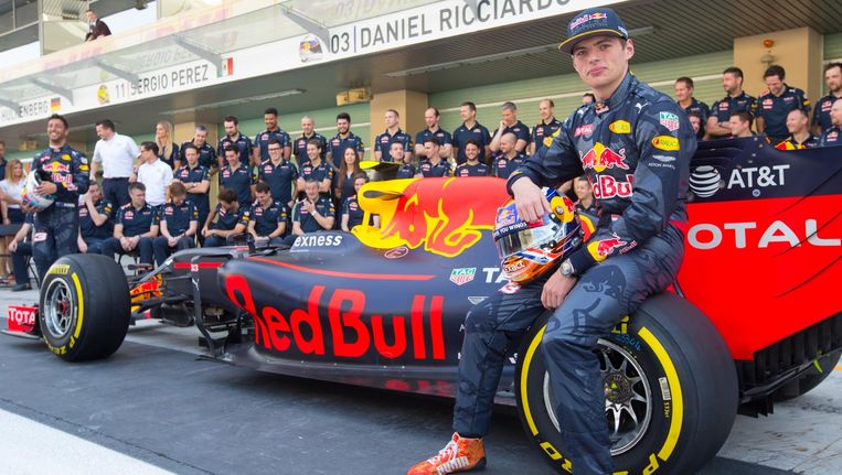 Max Verstappen tijdens de fotosessie van Red Bull Racing, voorafgaand aan de de laatse Grand Prix van het jaar 2016 in Abu Dhabi. Beeld anp