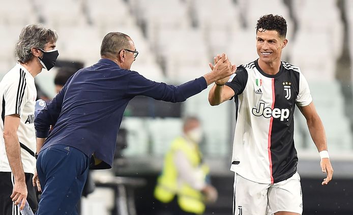 Maurizio Sarri (l) feliciteert Cristiano Ronaldo na de 1-0.