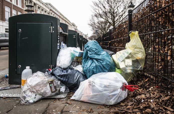 Ondergrondse containers blijven ongeleegd tijdens de staking van Utrechtse vuilnismannen.