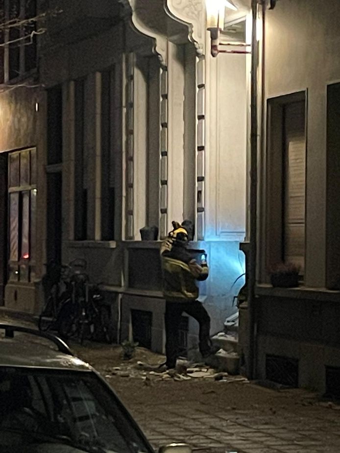 Les pompiers examinent les dommages.