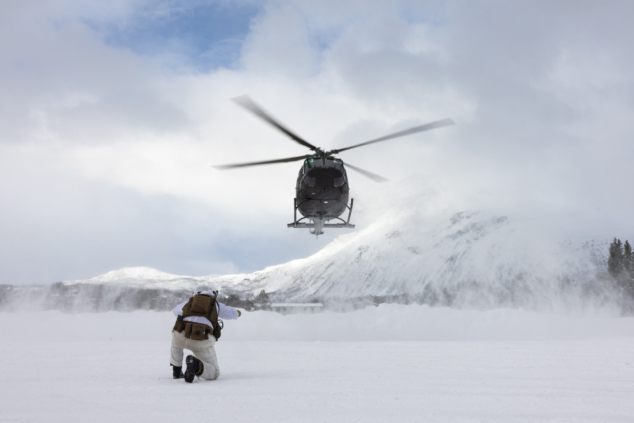 Een medische bataljon wacht op de landing van een Bell 412 helikopter tijdens de oefening Joint Viking in Bardufoss in Noorwegen. Beeld Onar Digernes Aase/Forsvaret