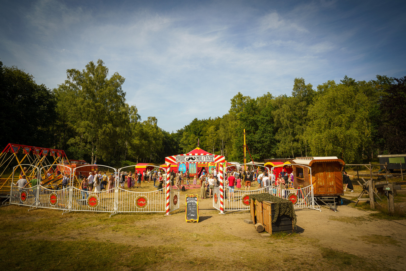 Klassieke circuswagens en tent strijken neer in Deventer Foto