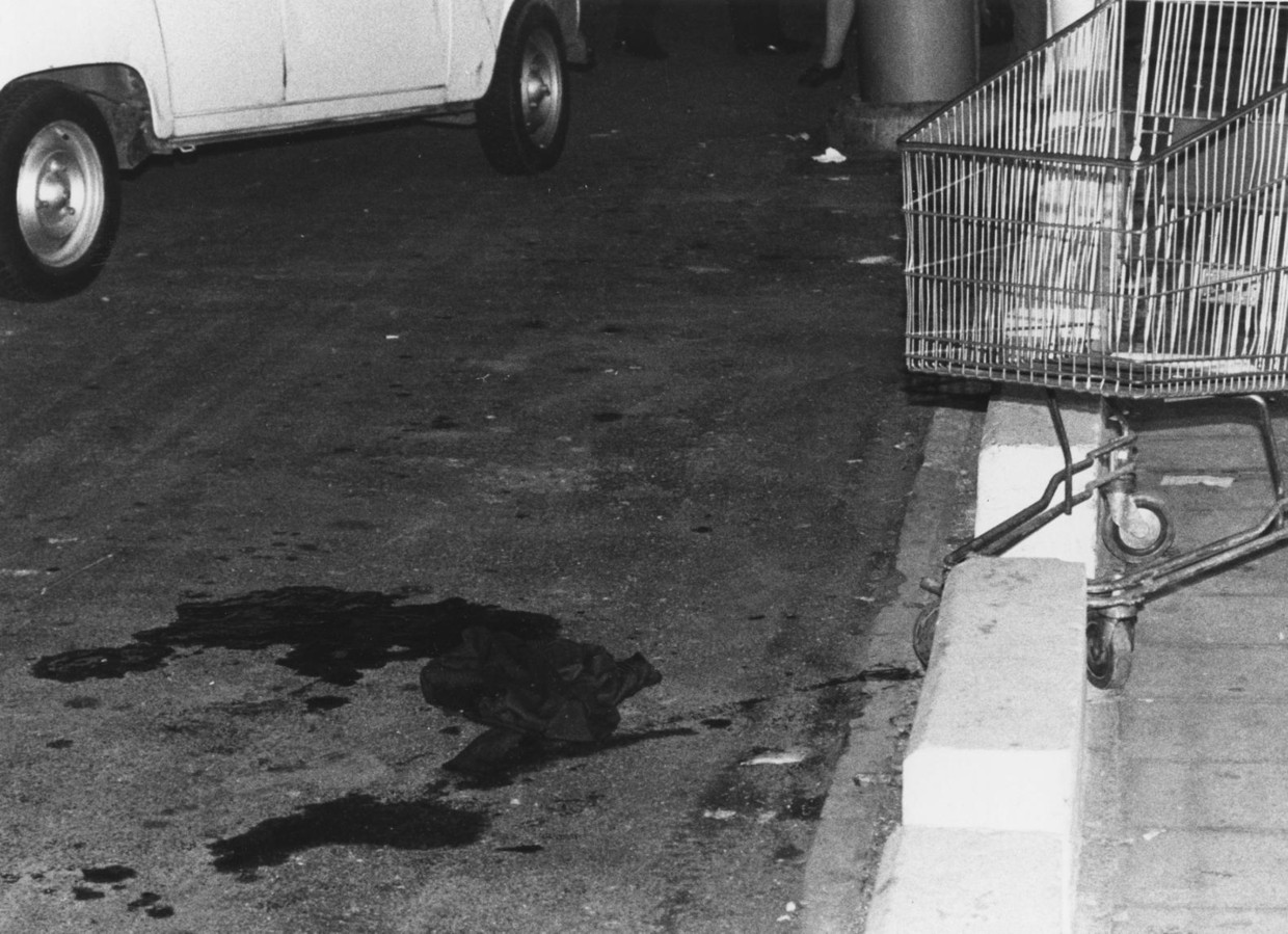 Bloed buiten de Delhaize van Braine l'Alleud, waar op 27 augustus 1985 drie mensen werden vermoord door de Bende. Beeld Belga