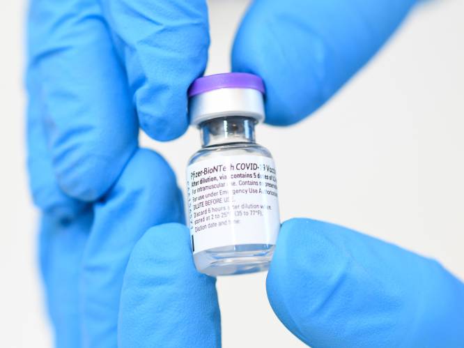 Amerikaanse geneesmiddelenagentschap voegt waarschuwing voor hartontstekingen toe aan bijsluiter vaccins Moderna en Pfizer