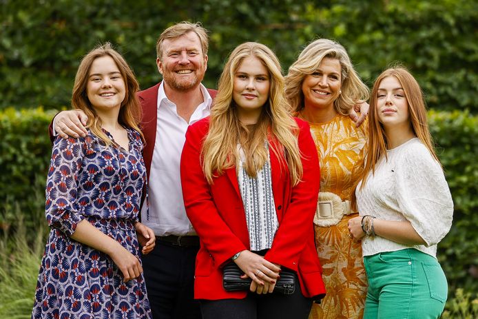 De Nederlandse koning Willem-Alexander, koningin Maxima, prinses Amalia, prinses Alexia en prinses Ariane tijdens de zomerfotosessie bij Paleis Huis ten Bosch afgelopen zomer.