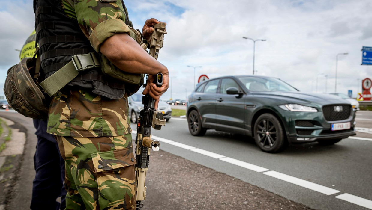 Militairen assisteren de Koninklijke Marechaussee bij de extra controles bij luchthaven Schiphol. Beeld ANP