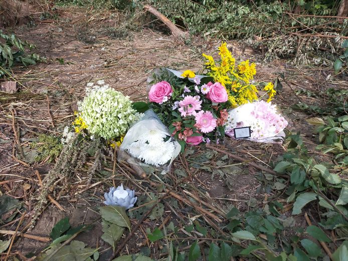 Bloemen op de plek van het ongeluk in Wehl.