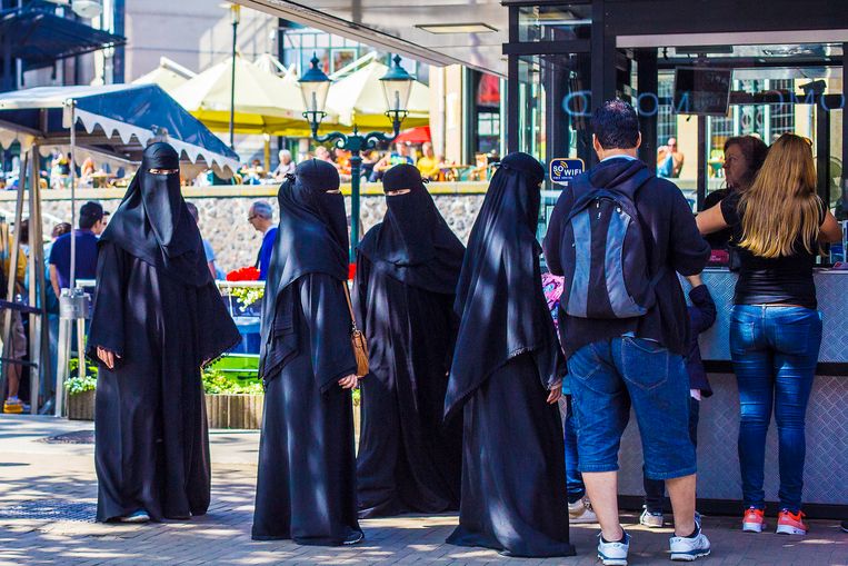 Van boerkaverbod tot coronapas: in de republiek Amsterdam hebben ze daar een eigen mening over