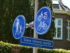 Straatnaambord Slava Ukraini laantje opgehangen bij Russische ambassade: ‘Eer aan Oekraïne’