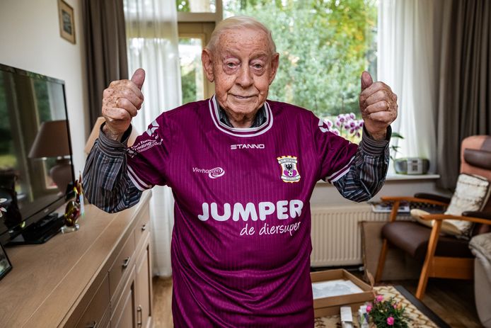 Frans Frelink in het shirt dat hij zaterdag van de club kreeg.