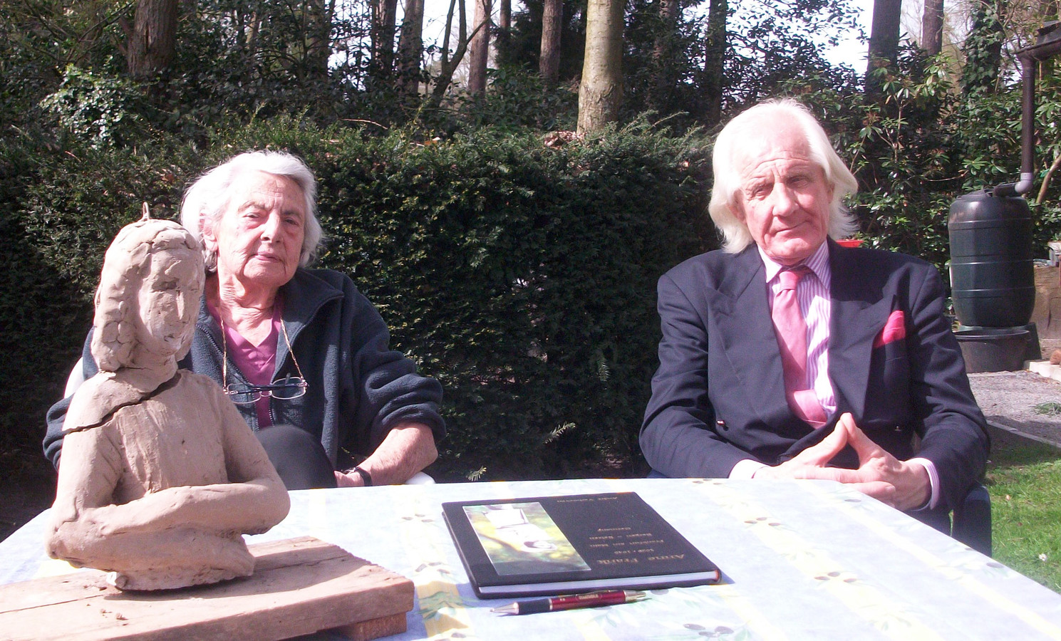 Mariëtte Coppens en André Verhoeven bij een voorstudie van het beeld van Anne Frank..