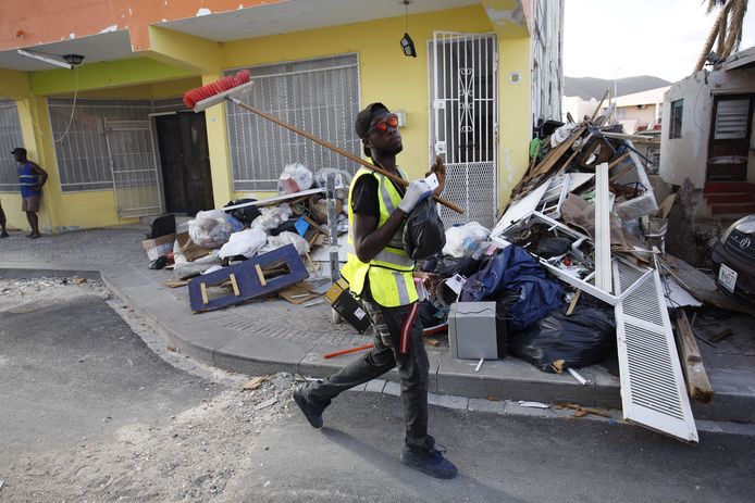 Bewoners op het door orkaan Irma getroffen eiland Sint-Maarten proberen de draad weer op te pakken.