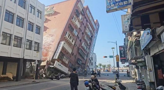 In de oostelijke stad Hualien is een gebouw gedeeltelijk ingestort.