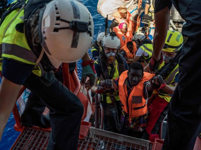 Na ruim twee weken dwalen op zee: Frankrijk laat schip met 230 geredde migranten aanmeren in Toulon, fikse ruzie met Rome
