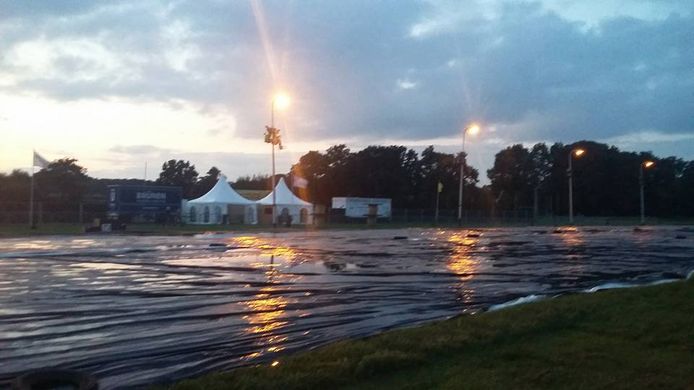 Het afgedekte terrein voor de trekkertrek in Buurse, zaterdagavond