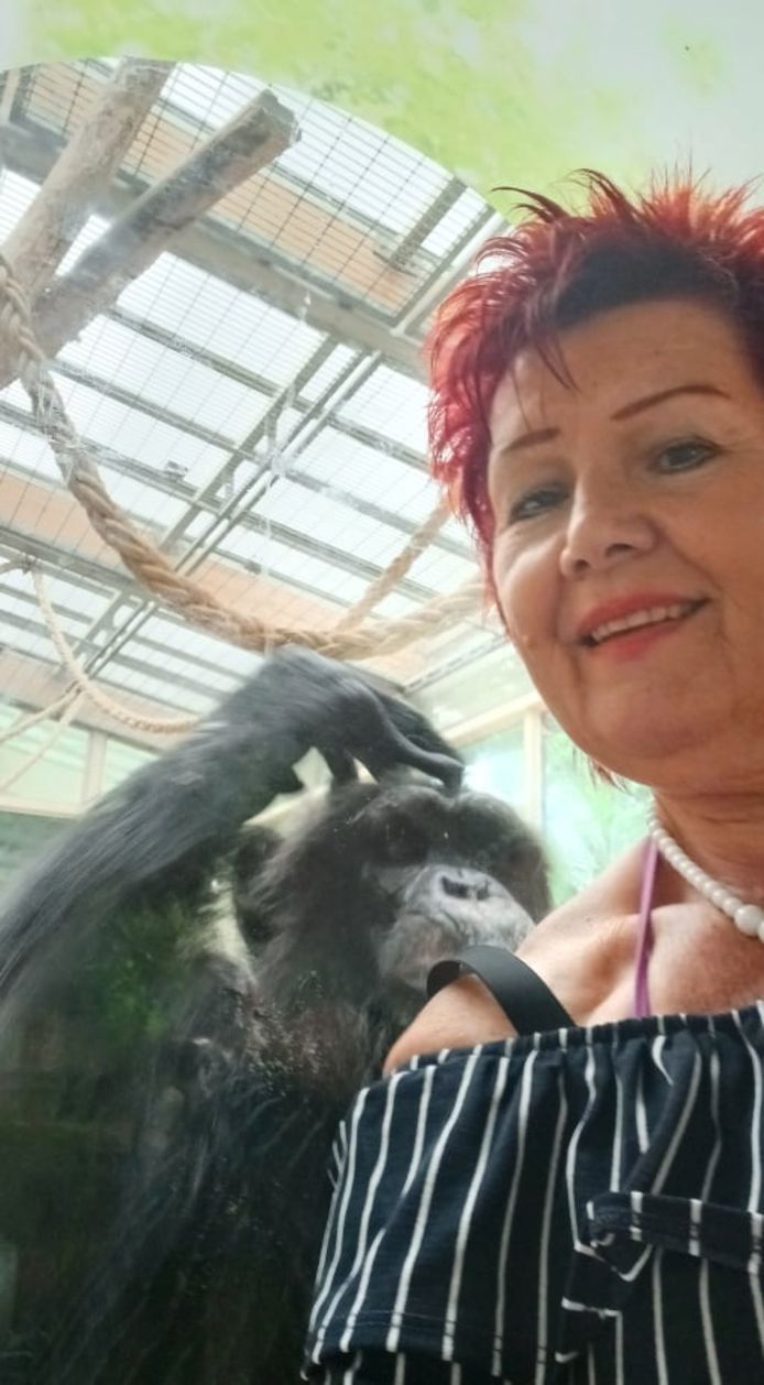 Adie Timmermans met chimpansee Chita.