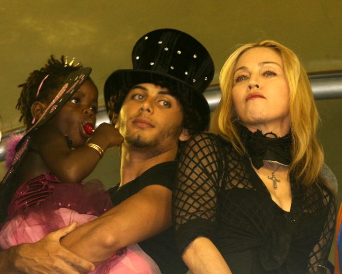Madonna met Jesus Luz en haar dochter in Rio, 2010.