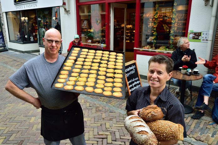 Oudewater kan binnenkort niet meer smikkelen van deze lekkere koekjes. Norbert en Hester Stijnman stoppen met hun bakkerij en daarmee ook met het bakken van deze Geelbuikjes.