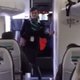 Ooit zo'n vrolijke stewardess gezien?