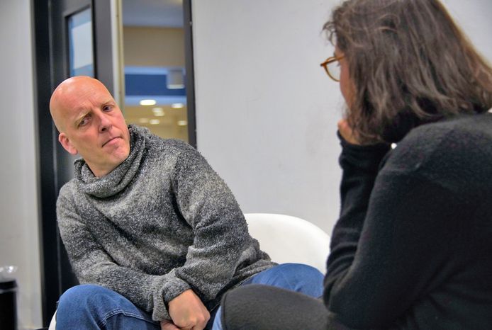 Human Library in de bibliotheek Nijmegen. Mensen met een bijzonder verhaal vertellen één op één.