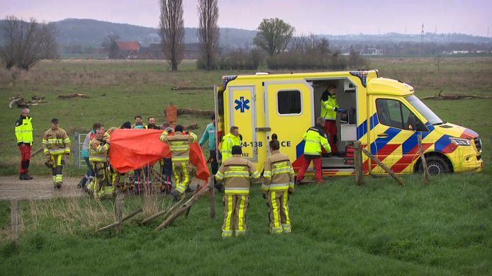 Twee mannen zaten te vissen op de Maas in de buurt van Maastricht toen de rubberboot waarin zij zaten werd meegevoerd door de sterke stroming.