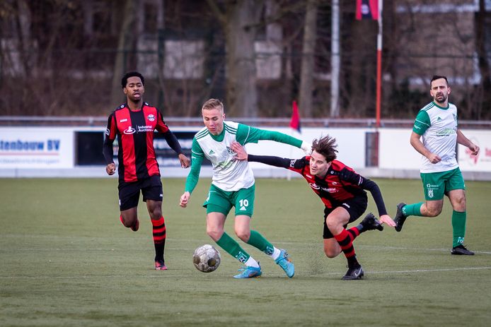 Hugo Deenen (midden) aan de bal voor Geldrop tegen Best Vooruit.