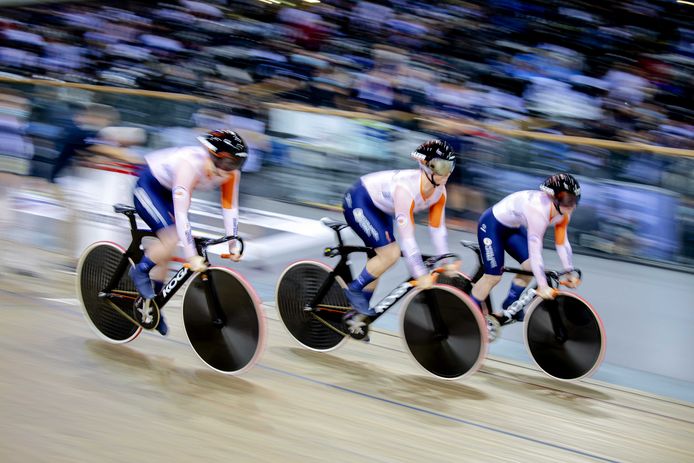 Shanne Braspennincx, Kyra Lamberink en Steffie van der Peet in actie op het onderdeel teamsprint.