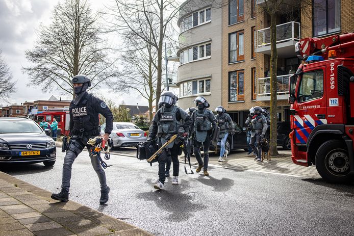 Een arrestatieteam haalde de verwarde man uit de woning in Zwolle-Zuid. De man krijgt nu tbs.