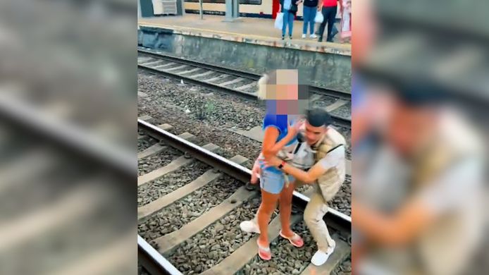 A man rescues a woman from the tracks in Brussels-South station