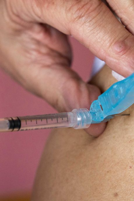 Dès janvier, les soignants qui refusent de se faire vacciner seront mis au chômage