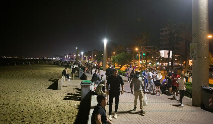 De boulevard van Playa de Palma op Mallorca, de locatie waar de agressieve Nederlanders woensdagnacht toesloegen. De mensen op deze foto hebben niets met de zaak te maken.