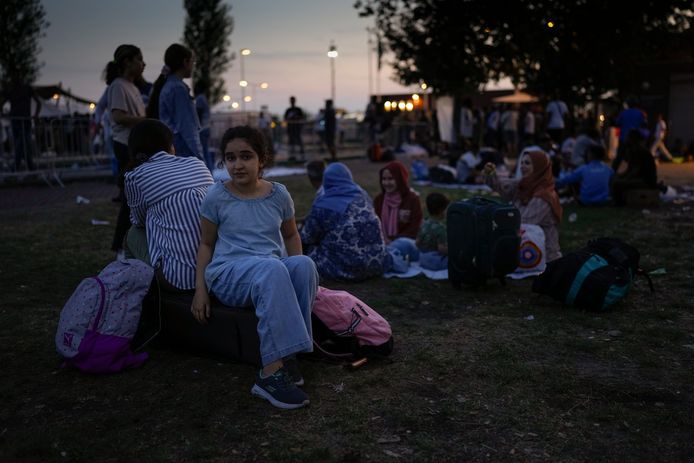 Asielzoekers die noodgedwongen buiten moeten slapen buiten het overbevolkte asielzoekerscentrum in Ter Apel. Archiefbeeld van afgelopen zomer.