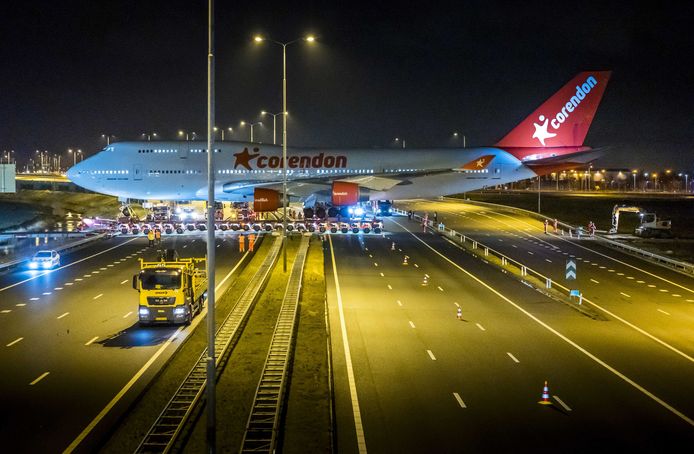 Een volledig gestripte Boeing 747 van luchtvaartmaatschappij Corendon wordt getransporteerd over de A9. De jumbojet wordt op een trailer vervoerd van het vliegveld naar een hotel.