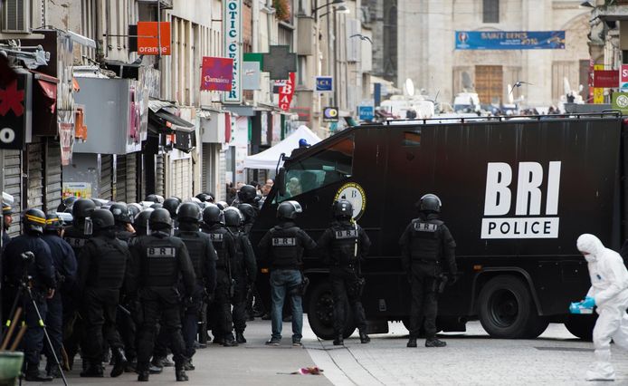 Beeld van de grote politiebelegering van een appartement in Saint-Denis op 18 november 2015.