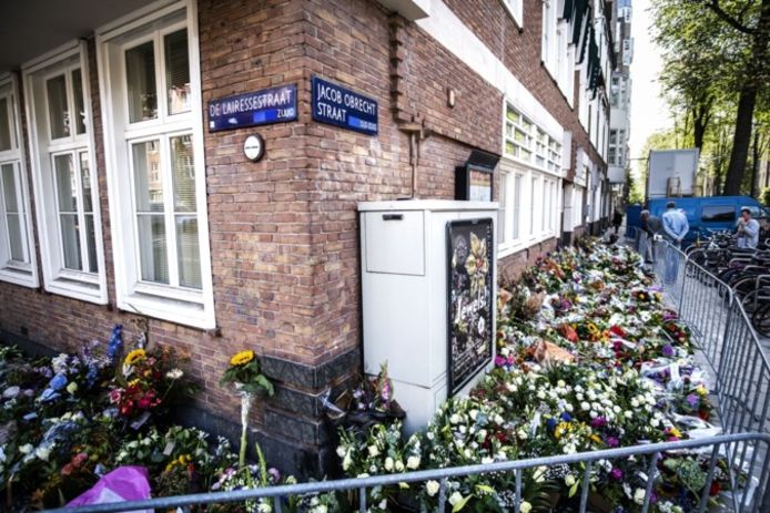 Bloemenzee bij het kantoor van de vermoorde advocaat Derk Wiersum