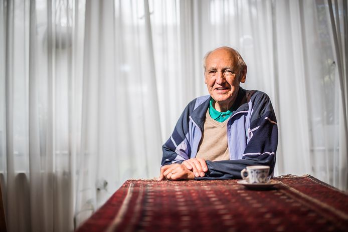Gerard Haverkamp, gepensioneerd huisarts, gaat elk jaar naar Tanzania en Kenia om daar mensen te helpen. ,,Ik vind het fijn om zinvol bezig te zijn.”