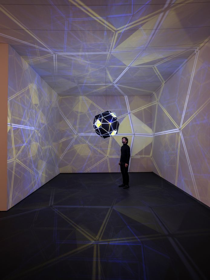 De installatie ‘Black and yellow double polyhedron lamp’ van Olafur Eliasson in Museum Krona in Uden.