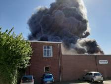 Enorme brand bij meubelpand in Twente: rook tot aan Kampen te zien