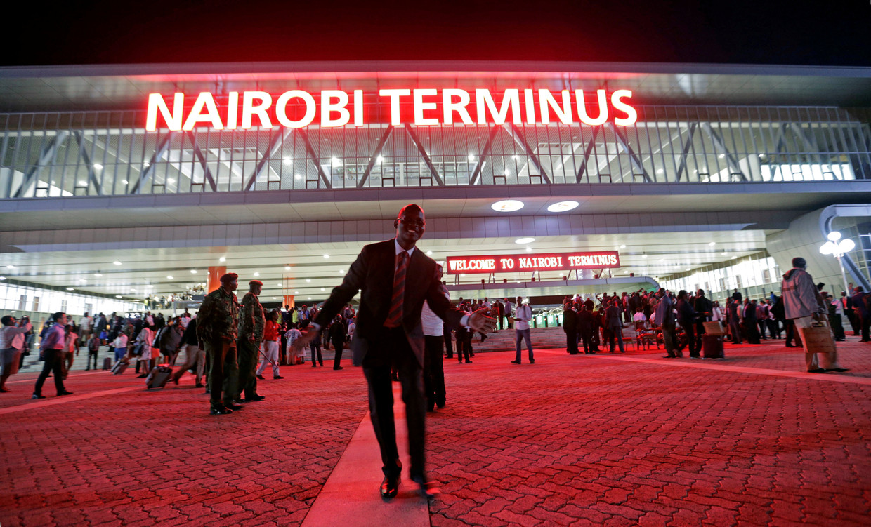Passagiers bij het treinstation in de Keniaanse hoofdstad Nairobi. De spoorverbinding met Mombasa is gemaakt door de China Road and Bridge Corporation en gefinancierd door de Chinese overheid.  Beeld Reuters